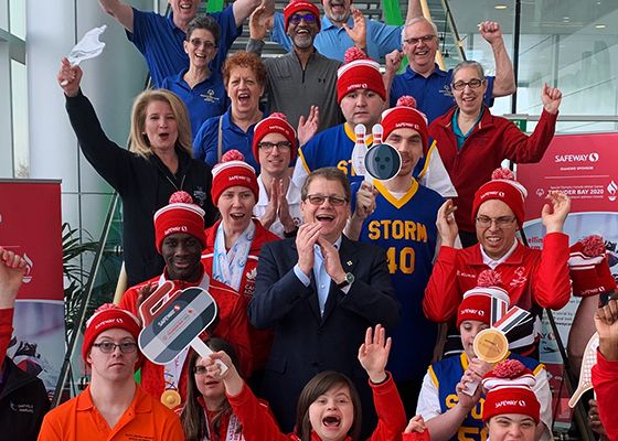 Des athlètes des Olympiques spéciaux avec le chef de la direction, Michael Medline