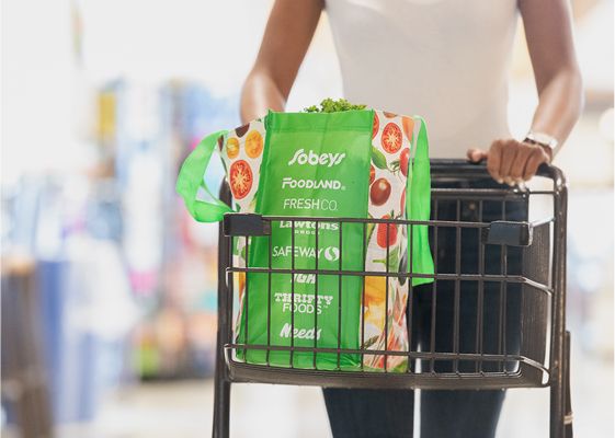Une cliente avec un sac réutilisable Sobeys dans son panier
