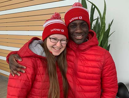 Deux employés de Safeway au siège social de Sobeys.