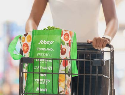 Une cliente avec un sac réutilisable Sobeys dans son panier