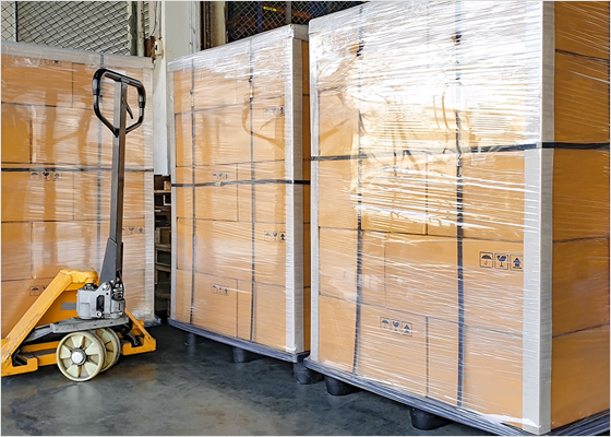 Des palettes emballées dans du plastique dans un entrepôt.